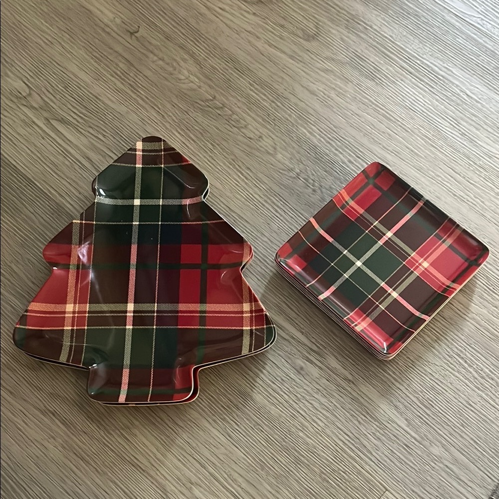 Plaid Christmas Tree and Square Plates